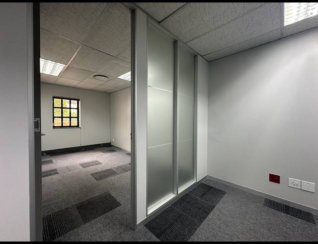 5,800M² OFFICE FOR SALE IN SUNNINGHILL